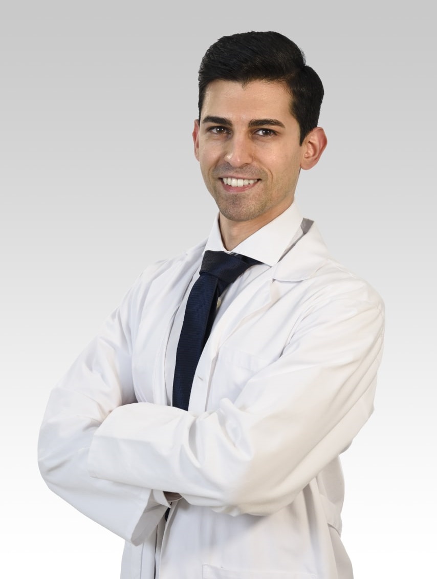 Dr. Fadi Hallal Peche, médico neurofisiólogo en Madrid, con bata blanca